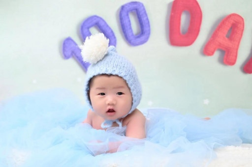 万宁2岁宝宝喝酸奶